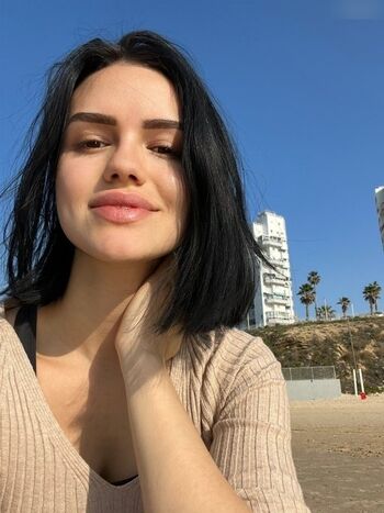 Lady Jolie Berrie
